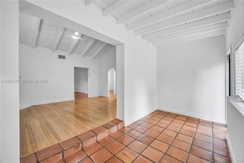 House in Miami, Florida 2 bedrooms, 148.64 sq.m. № 2067562 - photo 11