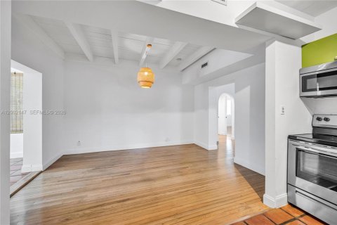 House in Miami, Florida 2 bedrooms, 148.64 sq.m. № 2067562 - photo 10