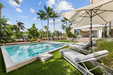 Снять в аренду виллу или дом в Майами, Флорида 7 спален, 458.1м2, № 2050760 - фото 7