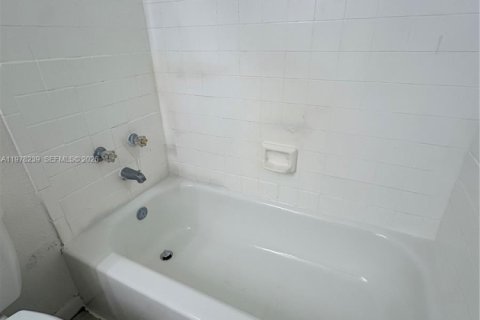 Condo in Pembroke Pines, Florida, 1 bedroom  № 2041888 - photo 21