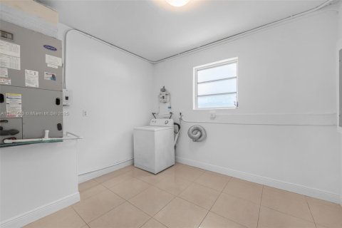 Villa ou maison à vendre à Miami, Floride: 4 chambres, 177.26 m2 № 1752996 - photo 21