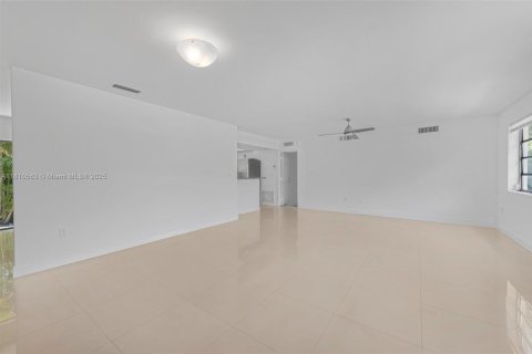 Villa ou maison à vendre à Miami, Floride: 4 chambres, 177.26 m2 № 1752996 - photo 6