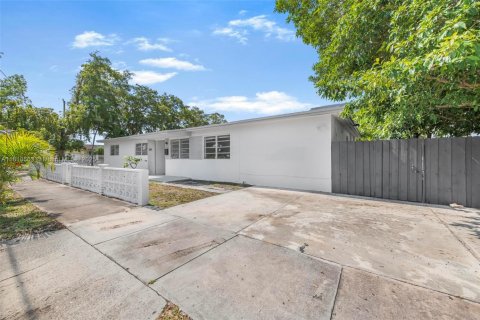 Villa ou maison à vendre à Miami, Floride: 4 chambres, 177.26 m2 № 1752996 - photo 3