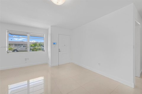 Villa ou maison à vendre à Miami, Floride: 4 chambres, 177.26 m2 № 1752996 - photo 5