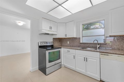 Villa ou maison à vendre à Miami, Floride: 4 chambres, 177.26 m2 № 1752996 - photo 11
