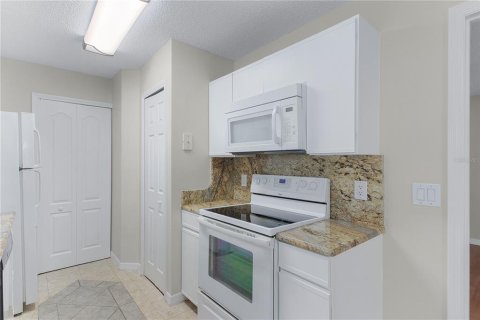 Condo in Altamonte Springs, Florida, 2 bedrooms  № 2201832 - photo 11