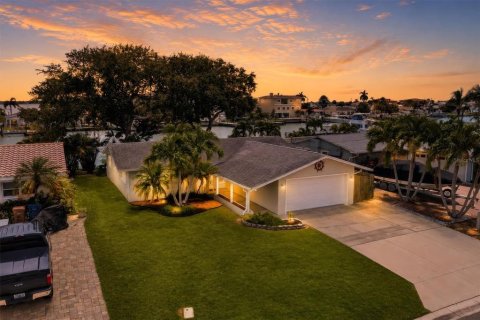 House in Madeira Beach, Florida 2 bedrooms, 148.18 sq.m. № 2314325