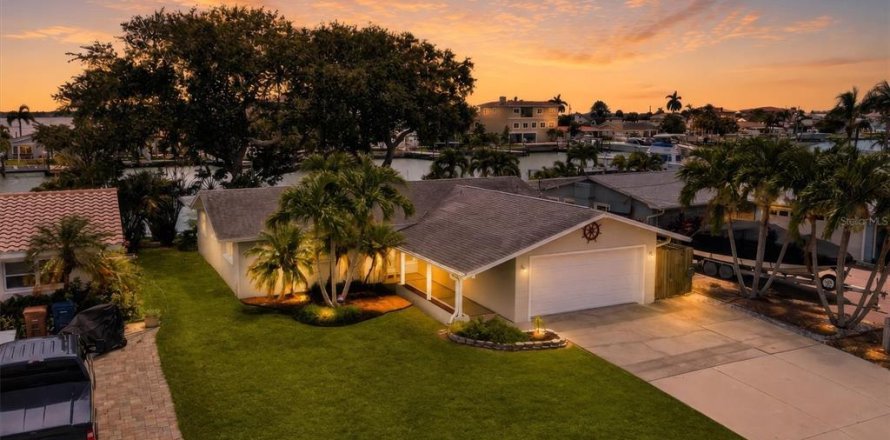 Villa ou maison à Madeira Beach, Floride 2 chambres, 148.18 m2 № 2314325