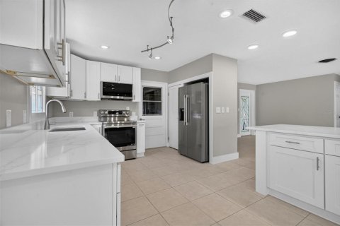 Villa ou maison à vendre à Madeira Beach, Floride: 2 chambres, 148.18 m2 № 2314325 - photo 16