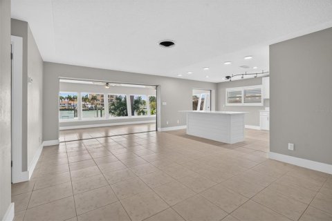 Villa ou maison à vendre à Madeira Beach, Floride: 2 chambres, 148.18 m2 № 2314325 - photo 13