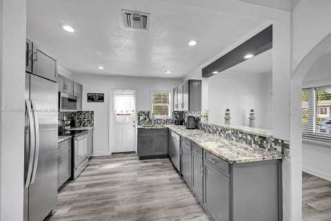 Купить виллу или дом в Уэст-Палм-Бич, Флорида 2 спальни, 84.17м2, № 1956066 - фото 1