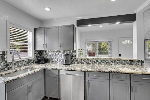 Купить виллу или дом в Уэст-Палм-Бич, Флорида 2 спальни, 84.17м2, № 1956066 - фото 3