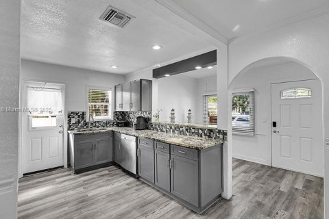 Купить виллу или дом в Уэст-Палм-Бич, Флорида 2 спальни, 84.17м2, № 1956066 - фото 5