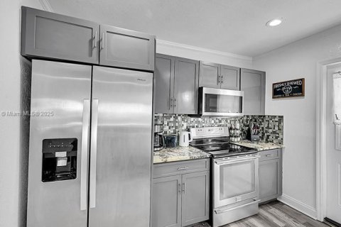 Купить виллу или дом в Уэст-Палм-Бич, Флорида 2 спальни, 84.17м2, № 1956066 - фото 2