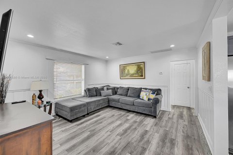 Купить виллу или дом в Уэст-Палм-Бич, Флорида 2 спальни, 84.17м2, № 1956066 - фото 11