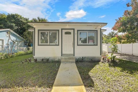 Купить виллу или дом в Уэст-Палм-Бич, Флорида 2 спальни, 84.17м2, № 1956066 - фото 6