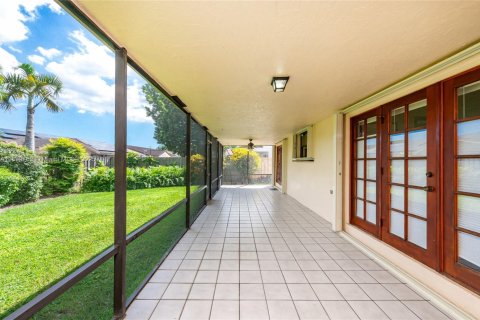 House in Miami, Florida 4 bedrooms, 210.7 sq.m. № 1952393 - photo 15