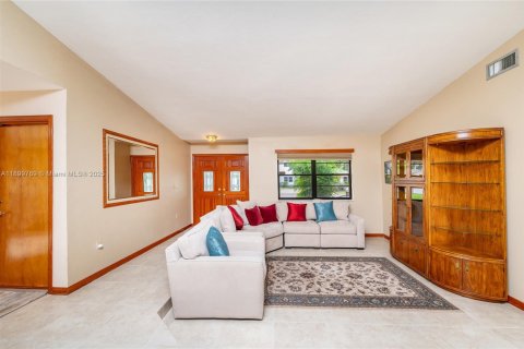 House in Miami, Florida 4 bedrooms, 210.7 sq.m. № 1952393 - photo 25