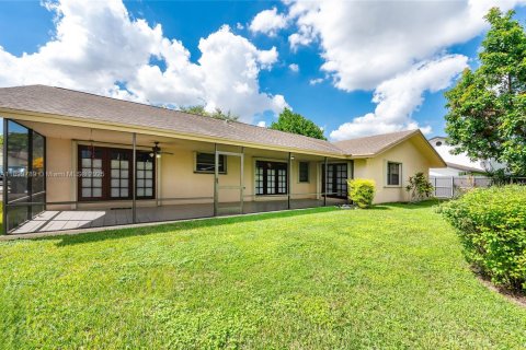 House in Miami, Florida 4 bedrooms, 210.7 sq.m. № 1952393 - photo 7