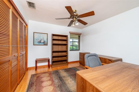 House in Miami, Florida 4 bedrooms, 210.7 sq.m. № 1952393 - photo 16