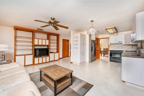 House in Miami, Florida 4 bedrooms, 210.7 sq.m. № 1952393 - photo 20
