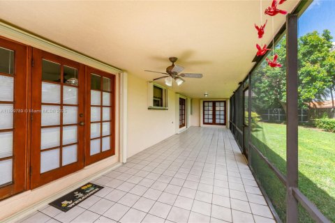 House in Miami, Florida 4 bedrooms, 210.7 sq.m. № 1952393 - photo 14