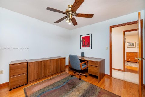 House in Miami, Florida 4 bedrooms, 210.7 sq.m. № 1952393 - photo 17
