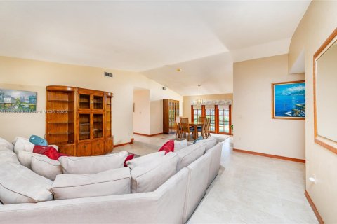 House in Miami, Florida 4 bedrooms, 210.7 sq.m. № 1952393 - photo 28