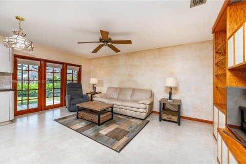House in Miami, Florida 4 bedrooms, 210.7 sq.m. № 1952393 - photo 18