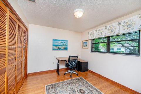 House in Miami, Florida 4 bedrooms, 210.7 sq.m. № 1952393 - photo 30