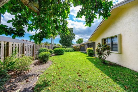 House in Miami, Florida 4 bedrooms, 210.7 sq.m. № 1952393 - photo 10