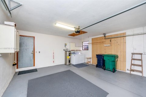 House in Miami, Florida 4 bedrooms, 210.7 sq.m. № 1952393 - photo 27