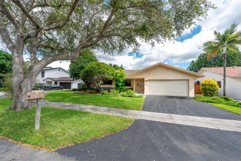House in Miami, Florida 4 bedrooms, 210.7 sq.m. № 1952393 - photo 3