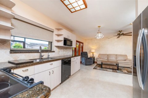 House in Miami, Florida 4 bedrooms, 210.7 sq.m. № 1952393 - photo 22