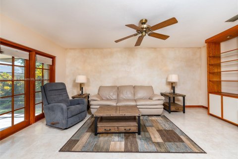 House in Miami, Florida 4 bedrooms, 210.7 sq.m. № 1952393 - photo 19