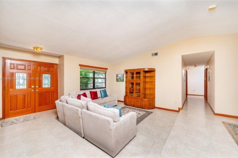 House in Miami, Florida 4 bedrooms, 210.7 sq.m. № 1952393 - photo 29