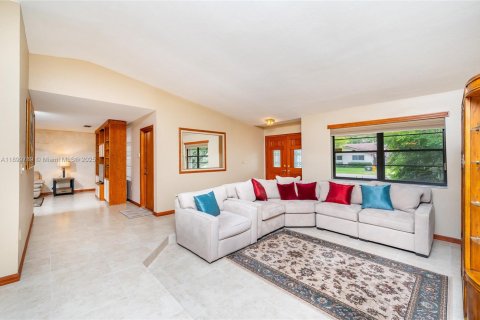 House in Miami, Florida 4 bedrooms, 210.7 sq.m. № 1952393 - photo 24