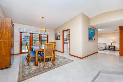 House in Miami, Florida 4 bedrooms, 210.7 sq.m. № 1952393 - photo 23