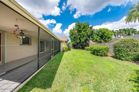 House in Miami, Florida 4 bedrooms, 210.7 sq.m. № 1952393 - photo 12