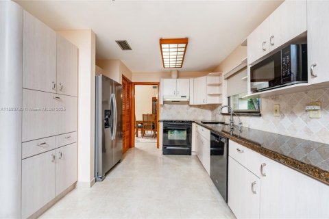 House in Miami, Florida 4 bedrooms, 210.7 sq.m. № 1952393 - photo 21