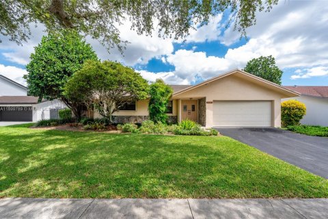 House in Miami, Florida 4 bedrooms, 210.7 sq.m. № 1952393 - photo 2
