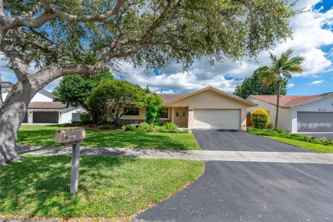 House in Miami, Florida 4 bedrooms, 210.7 sq.m. № 1952393 - photo 1