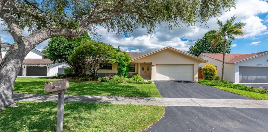 House in Miami, Florida 4 bedrooms, 210.7 sq.m. № 1952393