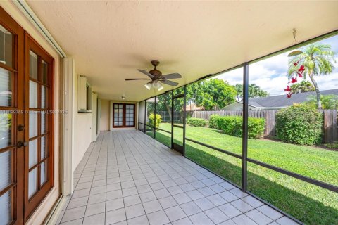 House in Miami, Florida 4 bedrooms, 210.7 sq.m. № 1952393 - photo 13