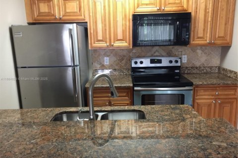 Condo in Pompano Beach, Florida, 2 bedrooms  № 1930401 - photo 1
