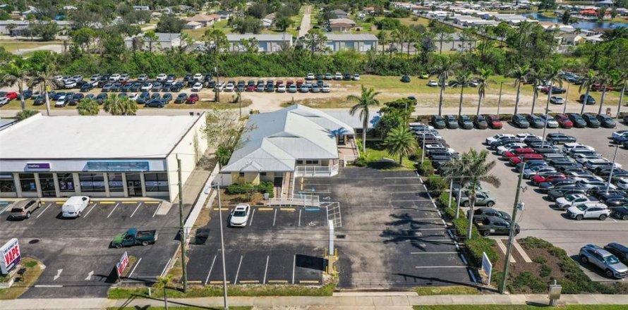 Commercial property in Punta Gorda, Florida 241.55 sq.m. № 2205676