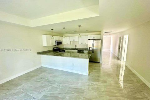 Casa en alquiler en Lehigh Acres, Florida, 3 dormitorios, 152.36 m2 № 1975620 - foto 2