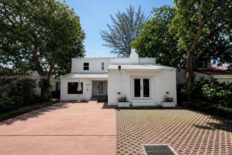 Commercial property in Miami Beach, Florida № 2193480