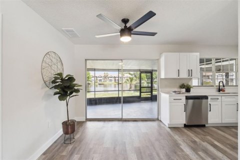 House in Kissimmee, Florida 4 bedrooms, 173.17 sq.m. № 2230086 - photo 6