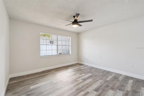 House in Kissimmee, Florida 4 bedrooms, 173.17 sq.m. № 2230086 - photo 15